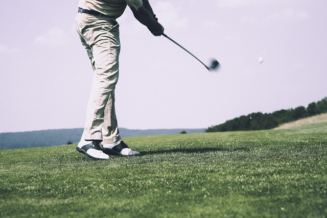 golfová tréningová scéna s inštruktorom a študentmi